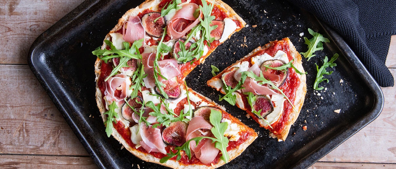 Fladenbrot-Pizza mit Ziegenkäse, Schinken und Feigen