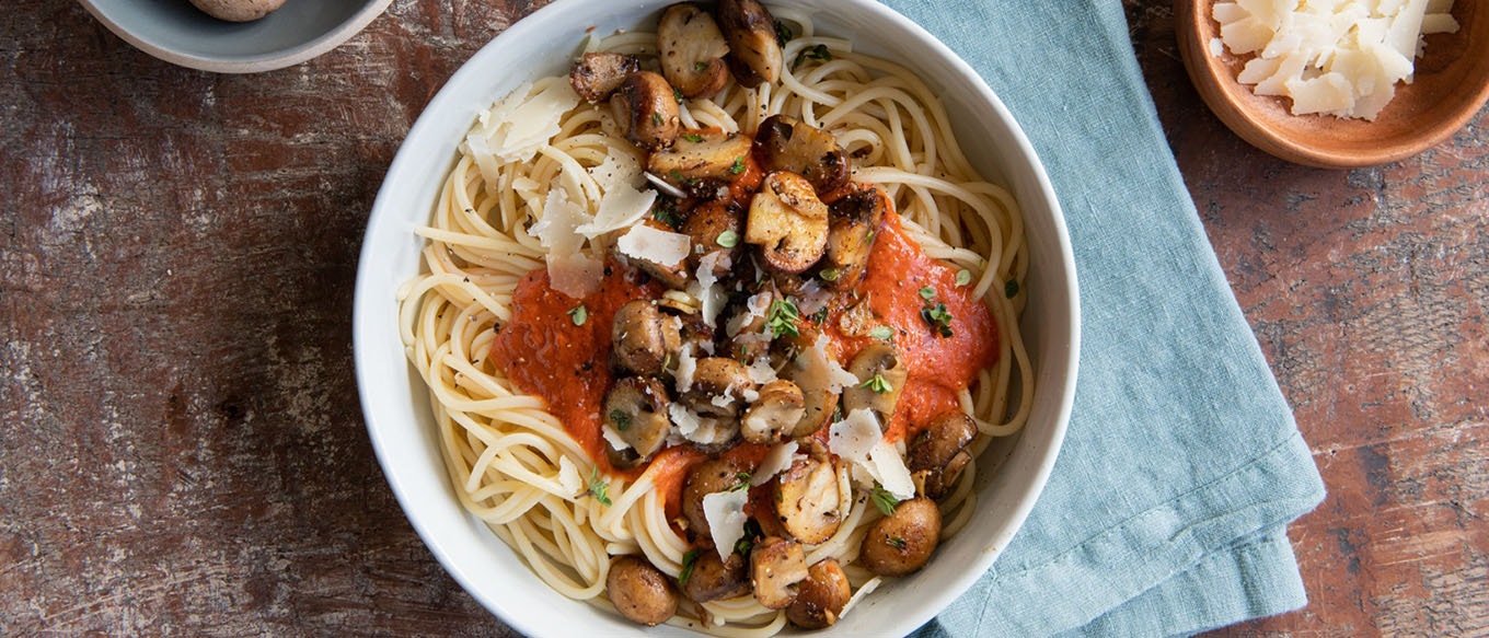 Spaghetti mit cremiger Tomatensauce und Champignons