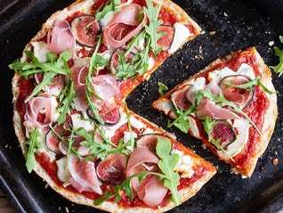 Fladenbrot-Pizza mit Ziegenkäse, Schinken und Feigen