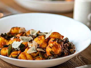 Gnocci mit Spinat, Oliven und Basilikumsauce