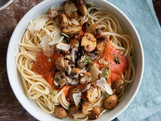 Spaghetti mit cremiger Tomatensauce und Champignons