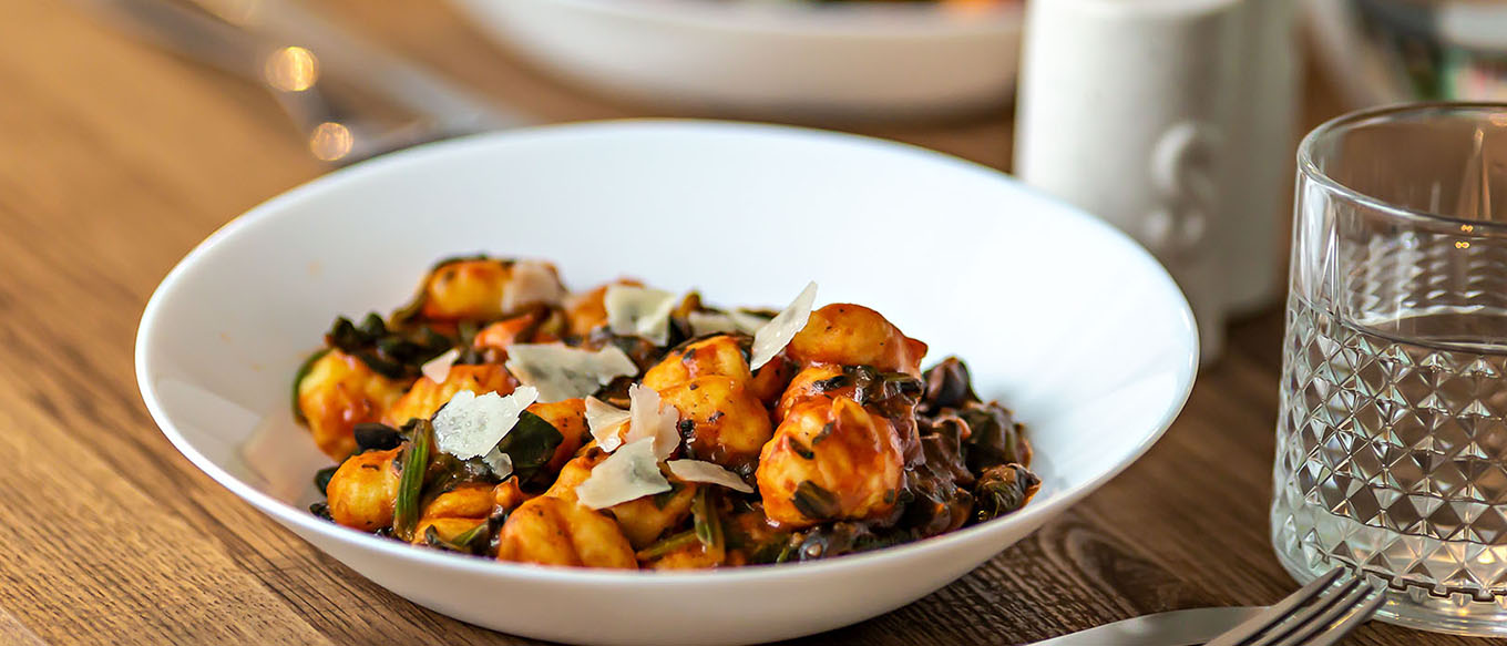 Gnocci mit Spinat, Oliven und Basilikumsauce